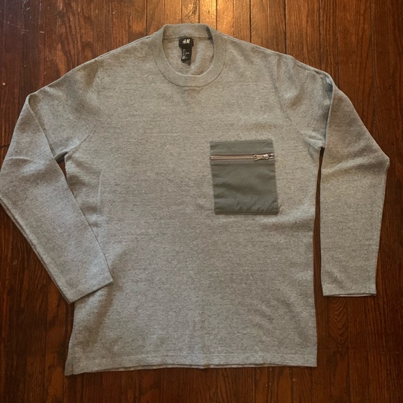 H&M Other - H&M crew neck sweater w/ zipper pocket. EUC